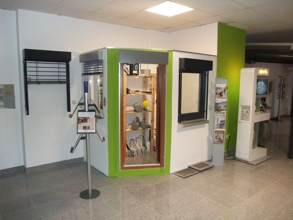 Ausstellung von modernen Rollläden, Fenstern und Sonnenschutzsystemen im Showroom.